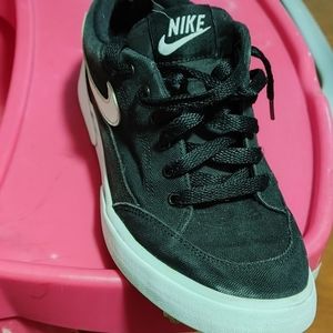 Black nike shoes